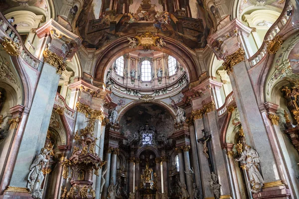 位于捷克共和国布拉格的圣尼古拉斯教堂主楼的内景 是一部巴洛克风格的杰作 完成于1752年 — 图库照片