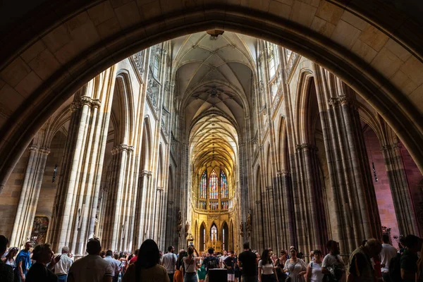 Czech Republic 2022年8月25日チェコ共和国プラハ城内にある聖ヴィート大聖堂の主身廊を望む — ストック写真