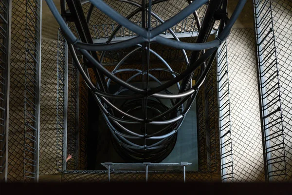 Escalera Moody Ascensor Dentro Torre Del Ayuntamiento Praga Siglo Xiv — Foto de Stock