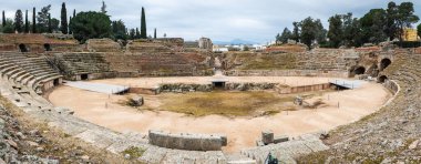 Extremadura, İspanya 'daki Merida Roma amfitiyatrosunun geniş açılı görüntüsü. İ.Ö. 8 yılında tamamlanan bina, İspanya 'nın en ünlü ve ziyaret edilen simgelerinden biridir..