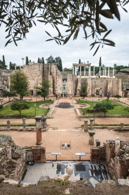 Meridye, İspanya - 5 Mart 2023: Extremadura, İspanya 'daki Merida Roma Tiyatrosu' nun peristyle görüşü. İ.Ö. 16 ila 15 yılları arasında inşa edilen bina, İspanya 'nın en ünlü ve ziyaret edilen simgelerinden biridir..