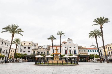 Meridya, İspanya - 5 Mart 2023: Bulutlu bir günde İspanya 'nın Merida kentindeki Plaza de Espana meydanının geniş açılı görüntüsü.