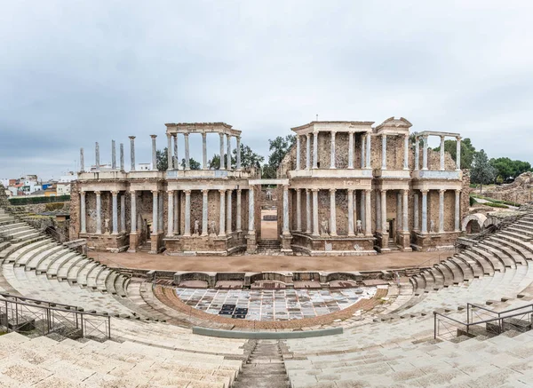 Extremadura, İspanya 'daki Merida Roma Tiyatrosu' nun geniş açılı görüntüsü. İ.Ö. 16 ila 15 yılları arasında inşa edilen bina, İspanya 'nın en ünlü ve ziyaret edilen simgelerinden biridir..