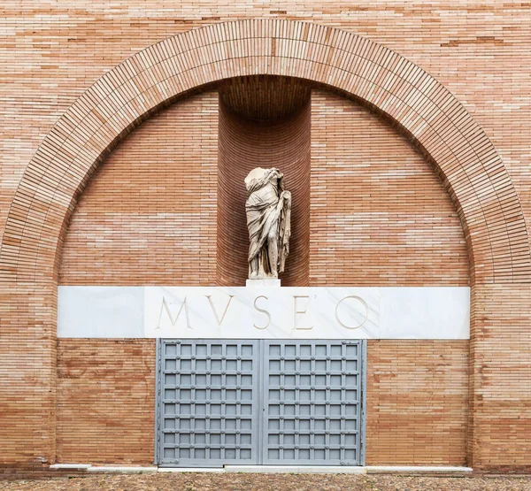 スペインのメリダにある国立ローマ美術館の正面玄関 考古学とローマ美術に捧げられています — ストック写真