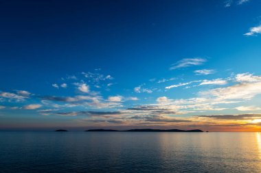 İspanya, Galiçya 'daki Ons Adası' nın üzerine düşen günbatımı, havadan görüldüğü gibi. Bu ada 2001 yılında Avrupa Birliği tarafından kuş yaşamı için özel koruma alanı olarak belirlendi ve bir yıl sonra Galiçya Ulusal Parkı 'nın Atlantik Adaları' nın bir parçası haline geldi.