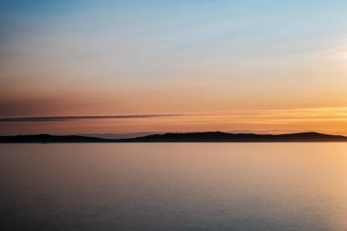 2001 yılında Avrupa Birliği tarafından kuş yaşamı için özel koruma alanı olarak belirlenen Galiçya 'daki Ons Adası' na günbatımı düşmektedir..