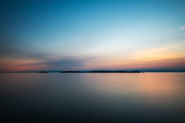 2001 yılında Avrupa Birliği tarafından kuş yaşamı için özel koruma alanı olarak belirlenen Galiçya 'daki Ons Adası' na günbatımı düşmektedir..