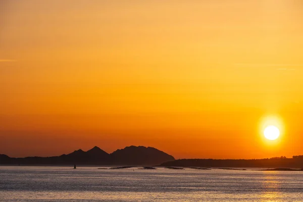 Coucher Soleil Orange Dans Estuaire Ria Vigo Avec Les Îles — Photo