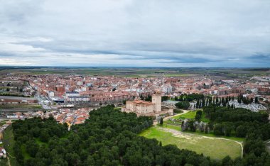 İspanya 'nın Valladolid kentindeki Medina del Campo şehrinin havadan görünüşü ve ünlü Castillo de la Mota şatosu ön planda..