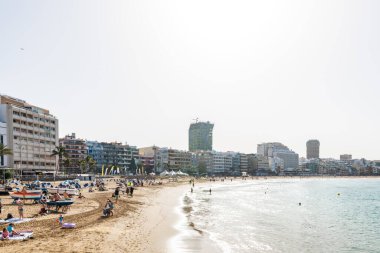 Granan Kanarya, İspanya - 12 Aralık 2023 İspanya 'daki Kanarya Adaları' ndaki Las Palmas de Gran Kanaryası 'ndaki Las Canteras plajının Panorama manzarası.