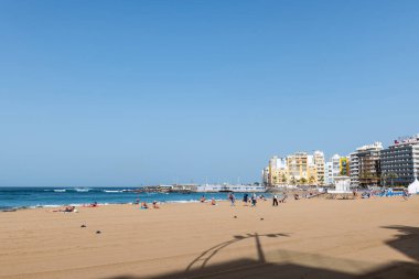 Granan Kanarya, İspanya - 12 Aralık 2023 İspanya 'daki Kanarya Adaları' ndaki Las Palmas de Gran Kanaryası 'ndaki Las Canteras plajının Panorama manzarası.