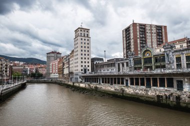 BILBAO, İspanya - 14 Haziran 2023: Bilbao, İspanya 'daki Nervion nehrinin geniş açı manzarası.