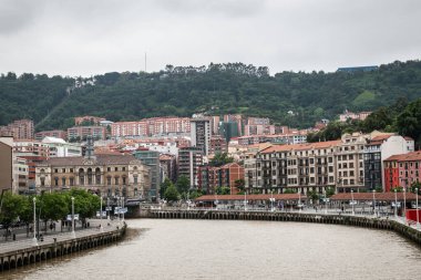 BILBAO, İspanya - 14 Haziran 2023: Bilbao, İspanya 'daki Nervion nehrinin geniş açı manzarası.