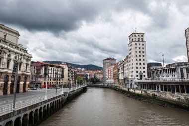 BILBAO, İspanya - 14 Haziran 2023: Bilbao, İspanya 'daki Nervion nehrinin geniş açı manzarası.