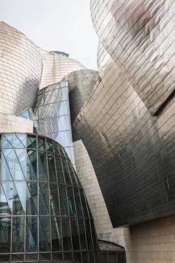BILBAO, İspanya - 14 Haziran 2023: İspanya 'nın Bilbao kentindeki Nervion nehrinin kıyısındaki Guggenheim Müzesi' nin girişinin ayrıntıları.