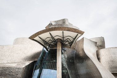 BILBAO, İspanya - 14 Haziran 2023: İspanya 'nın Bilbao kentindeki Nervion nehrinin kıyısındaki Guggenheim Müzesi' nin arka tarafının detayları.