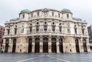 BILBAO, SPAIN - 14 Haziran 2023: 1890 'da Neo-barok tarzında inşa edilmiş bir opera binası olan Bilbao, İspanya' daki Teatro Arriaga tiyatrosunun ana girişi.