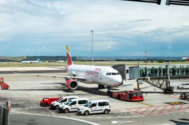 MADRID, İspanya - 13 Haziran 2023: İspanya 'daki Madrid Bajaras Havaalanı' nda uçağa binmek için kuyrukta bekleyen yolcular.