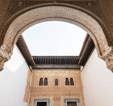 24 Mart 2023, Granada, İspanya 'daki Alhambra Sarayı' nın içindeki kemer ve duvarların süslemeleriyle ışıklar ve gölgeler oynuyor..