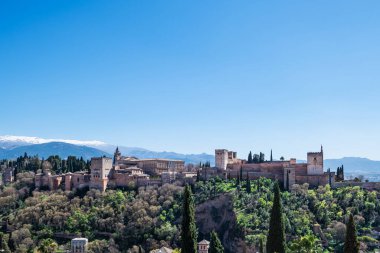25 Mart 2023: Granada 'daki Alhambra Panorama manzarası, açık bir bahar günü, İslam mimarisinin en ünlü anıtlarından biri olan bir saray ve kale kompleksi.