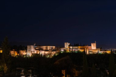 24 Mart 2023: Granada 'daki Alhambra Panorama manzarası açık bir bahar gecesi, İslam mimarisinin en ünlü anıtlarından biri olan bir saray ve kale kompleksi.