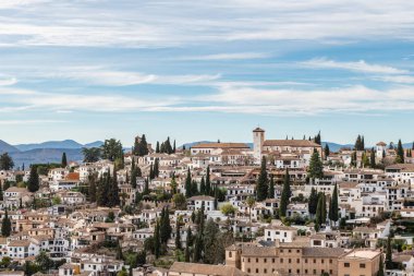 24 Mart 2023: Şehrin en eski bölgelerinden biri olan Granada 'daki Albaicin' in tarihi eserleri ve geleneksel evleri ile hava manzarası.