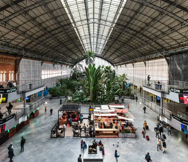 Madrid Španělsko Března 2023 Cestovatelé Tropické Zahradě Vlakovém Nádraží Atocha Royalty Free Stock Obrázky
