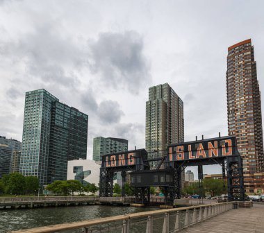 NEW YORK CITY, ABD - 18 Mayıs 2024: Long Island City, Queens, New York City 'deki Gantry Plaza State Park yakınlarındaki iskelenin resimli liman perspektifi.