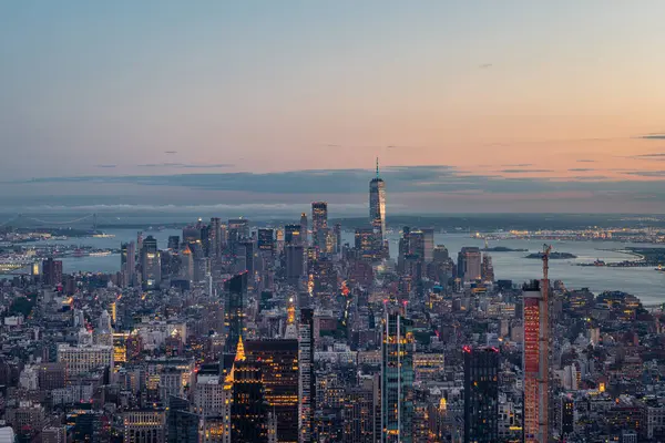 Manhattan şehir merkezinin hava görüntüsü alacakaranlıkta, New York.