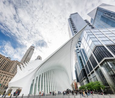 NEW YORK CITY - 18 Mayıs 2024: Aşağı Manhattan, New York 'taki Oculus ve diğer gökdelenlerin modern mimarisinin alçak açılı görünümü.