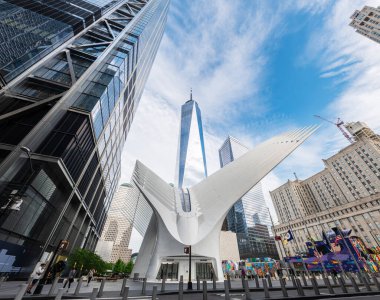 NEW YORK CITY - 18 Mayıs 2024: Oculus 'un modern mimarisi ve Aşağı Manhattan, New York' taki Dünya Ticaret Merkezi 'nin düşük açılı görüşü. Bu çarpıcı perspektif, Oculus ve yüksek prese 'nin parlak, fütürist tasarımını vurgular.