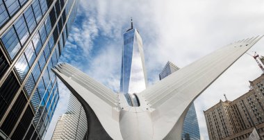 NEW YORK CITY - 18 Mayıs 2024: Oculus 'un modern mimarisi ve Aşağı Manhattan, New York' taki Dünya Ticaret Merkezi 'nin düşük açılı görüşü. Bu çarpıcı perspektif, Oculus ve yüksek prese 'nin parlak, fütürist tasarımını vurgular.