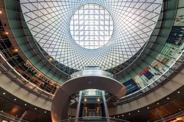 NEW YORK CITY - 18 Mayıs 2024: Glass Sky Reflector-Net ve modern mimari Aşağı Manhattan, New York 'taki Fulton Center' da. Bu çarpıcı ulaşım merkezi ve perakende kompleksi çarpıcı bir kombinasyonla benzersiz, çağdaş bir tasarıma sahiptir.