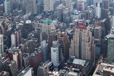 Yağmurlu bir bahar öğleden sonrasında Manhattan şehir merkezinin havadan görünüşü, bazı ünlü gökdelenler tanınmak üzere, New York City.