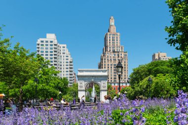NEW YORK - 22 Mayıs 2024: Manhattan 'daki Washington Square Park ikonik tarihi kemer ve güneşli bir bahar sabahının keyfini çıkaran ziyaretçiler.