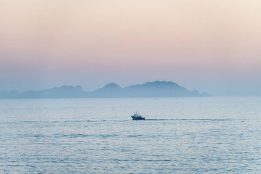 Yalnız bir balıkçı teknesi gün batımında Galiçya 'da bulunan Ria de Pontevedra' da açılır..