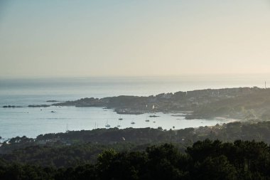 Alacakaranlıkta Ria de Pontevedra ve Ria de Arousa 'nın açılışındaki Galiçya kıyılarının silueti Atlantik okyanusu karayla buluşsaydı.