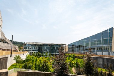 SANTIAGO, SPAIN - 17 Haziran 2022: Peter Eisenman önderliğindeki bir grup mimarın tasarladığı bir kültür binası kompleksi olan Santiago de Compostela, Galiçya 'daki Gaias' ın Modern Mimarisi (Cidade da da Cultura).