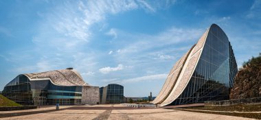 SANTIAGO, SPAIN - 17 Haziran 2022: Peter Eisenman önderliğindeki bir grup mimarın tasarladığı bir kültür binası kompleksi olan Santiago de Compostela, Galiçya 'daki Gaias' ın Modern Mimarisi (Cidade da da Cultura).