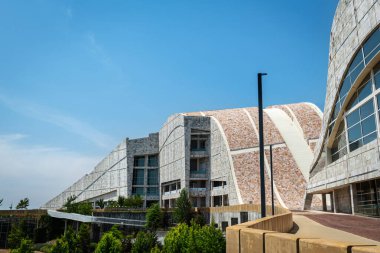 SANTIAGO, SPAIN - 17 Haziran 2022: Peter Eisenman önderliğindeki bir grup mimarın tasarladığı bir kültür binası kompleksi olan Santiago de Compostela, Galiçya 'daki Gaias' ın Modern Mimarisi (Cidade da da Cultura).