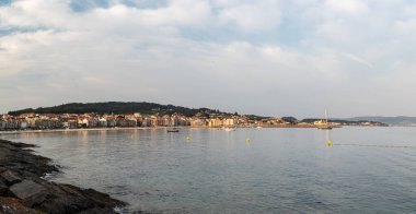 İspanya 'nın başkenti Galiçya' daki Rias Baixas 'ta sıcak bir yaz gününün sonunda Sanxenxo ve Silgar' ın plajının panorama manzarası..