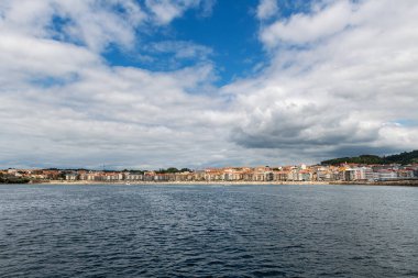 İspanya 'nın başkenti Galiçya' da Rias Baixas 'ta bulutlu bir yaz gününde denizden görülen Sanxenxo ve Silgar plajlarının panorama manzarası.