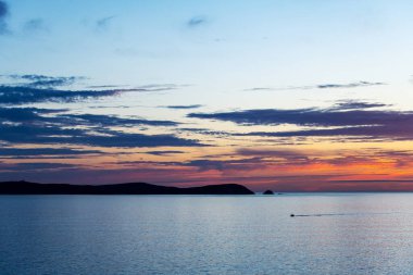 İspanya, Galiçya 'daki Ons Adası' nın üzerine düşen günbatımı, havadan görüldüğü gibi. Bu ada 2001 yılında Avrupa Birliği tarafından kuş yaşamı için özel koruma alanı olarak belirlendi ve bir yıl sonra Galiçya Ulusal Parkı 'nın Atlantik Adaları' nın bir parçası haline geldi.