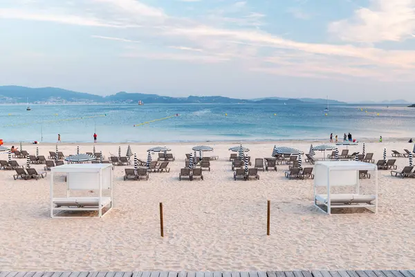 stock image PONTEVEDRA, SPAIN - JULY 21, 2022: Wide-angle view of the nearly empty Silgar Beach in Sanxenxo at the end of a hot summer day in the Rias Baixas, Galicia, Spain.