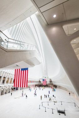 NEW YORK CITY - 18 Mayıs 2024: New York, Aşağı Manhattan 'daki Dünya Ticaret Merkezi Ulaşım Merkezi (Oculus) içindeki modern mimarinin geniş açılı görünümü.
