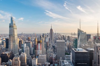 NEW YORK ŞEHRİ - 23 Mayıs 2024: Empire State Binası ve Manhattan şehir merkezinin hava görüntüsü, New York City, alacakaranlıkta.