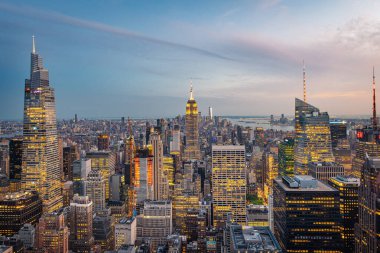 NEW YORK ŞEHRİ - 23 Mayıs 2024: Empire State Binası ve Manhattan şehir merkezinin hava görüntüsü, New York City, alacakaranlıkta. 