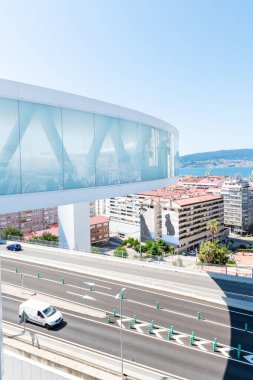 VIGO, SPAIN - 8 AĞUSTOS 2024: İspanya 'nın Vigo kentindeki Halo' nun modern mimarisi, tren ve otobüs duraklarını şehirle kusursuz bir şekilde bağlayan çarpıcı bir sivil altyapı.