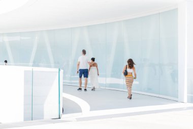 VİGO, İSPAN - 8 AĞUSTOS 2024: Vigo, İspanya 'daki modern Halo' da tren ve otobüs duraklarını şehirle kusursuz bir şekilde bağlayan çarpıcı bir sivil altyapı.