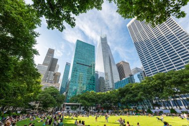 NEW YORK CITY - 25 Mayıs 2024: Manhattan şehir merkezindeki Bryant Park 'ın geniş açılı görüntüsü, ikonik gökdelenlerle çevrili.